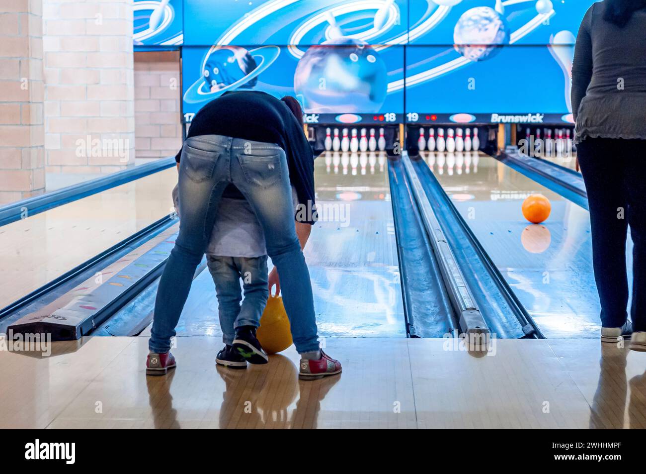 Madre e figlio giocano a bowling Foto Stock