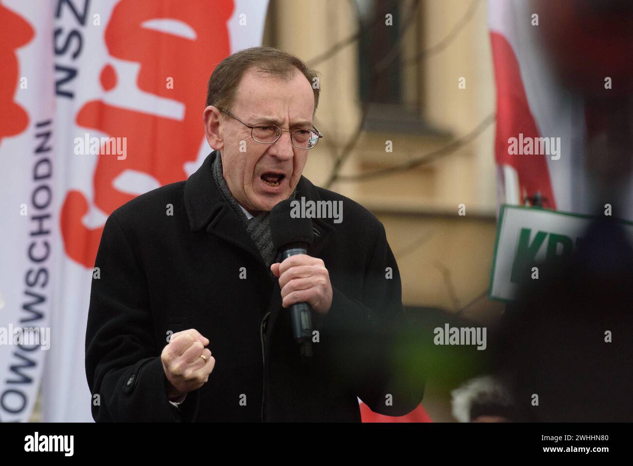 Protesta contro il governo a Varsavia. L'ex deputato del partito PiS Mariusz Kaminski parla ai suoi sostenitori durante una protesta anti-governativa a Varsavia, in Polonia, il 10 febbraio 2024. Diverse centinaia di sostenitori del partito PiS Law and Justice si sono riuniti al di fuori del Tribunale costituzionale di Varsavia in una protesta anti-governativa contro la coalizione di governo guidata dal filo-europeo Donald Tusk. Varsavia Polonia Copyright: XAleksanderxKalkax Foto Stock