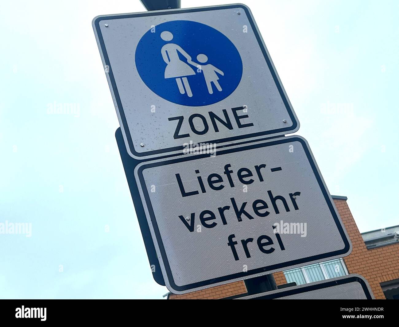 Schild Fußgängerzone Lieferverkehr frei *** cartello zona pedonale consegna senza traffico Copyright: Xmix1x Foto Stock