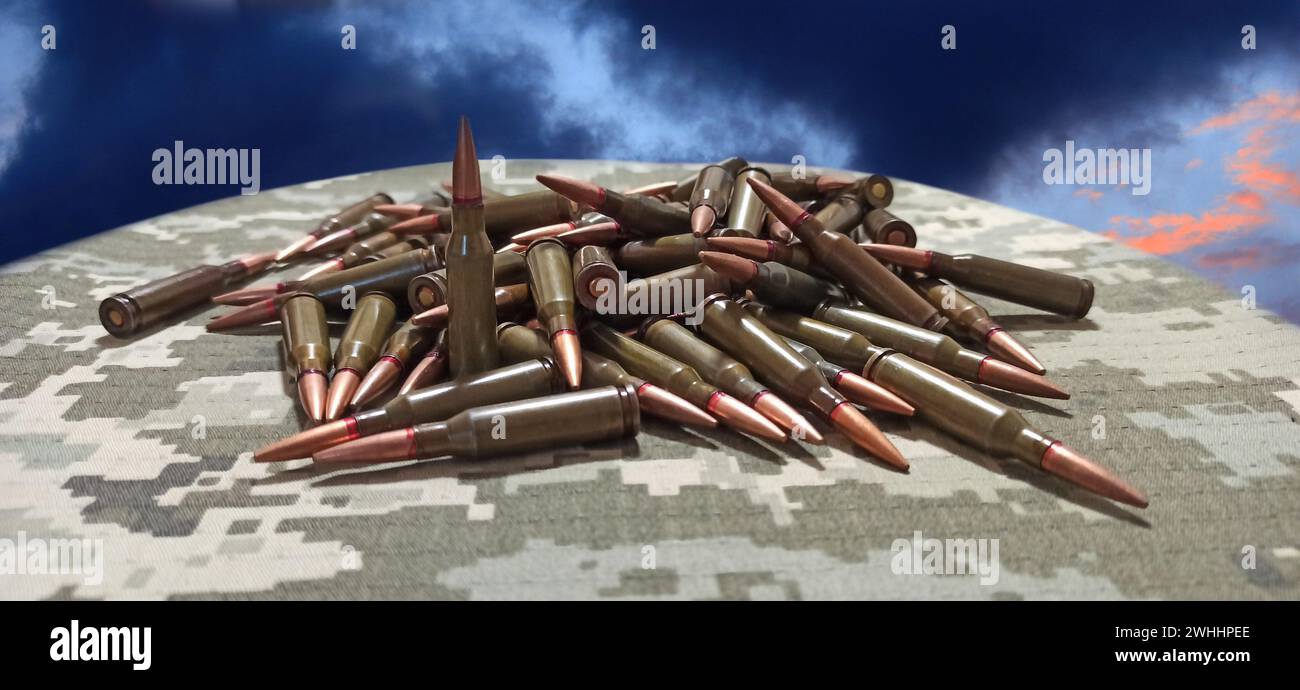 Cartucce per fucile d'assalto Kalashnikov. Concetto di guerra. Un mucchio di billette Foto Stock