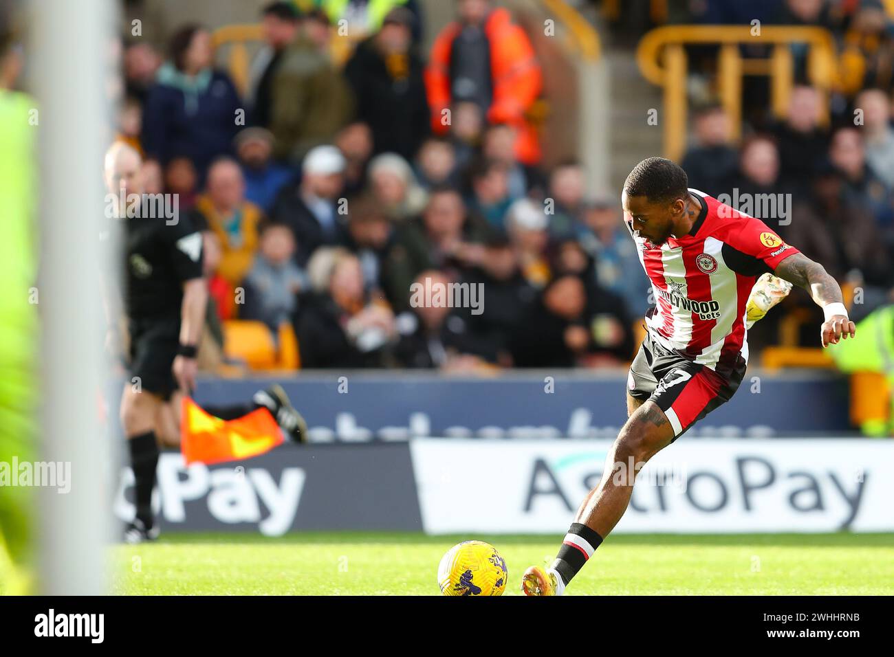 Il Brentford«Ivan Toney (17) tira in porta la partita di Premier League tra Wolverhampton Wanderers e Brentford a Molineux, Wolverhampton, sabato 10 febbraio 2024. (Foto: Gustavo Pantano | MI News) crediti: MI News & Sport /Alamy Live News Foto Stock