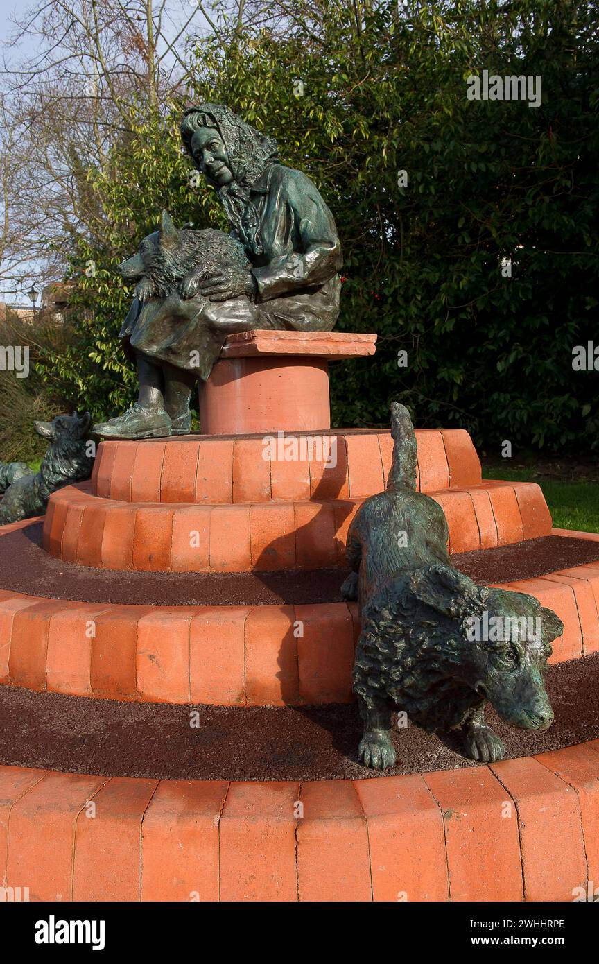 Windsor, Berkshire, Regno Unito. 8 febbraio 2013. The Windsor Lady- The Queen and Her Corgis in Bachelors Acre, Windsor, Berkshire. La Windsor Lady era un dono di una scultrice Maidenhead, Lydia Karpinksa, che lavora in bronzo nella tradizione figurativa. La statua raffigura la regina Elisabetta II vestita in modo informale e circondata da sei Corgis. Crediti: Maureen McLean/Alamy Foto Stock