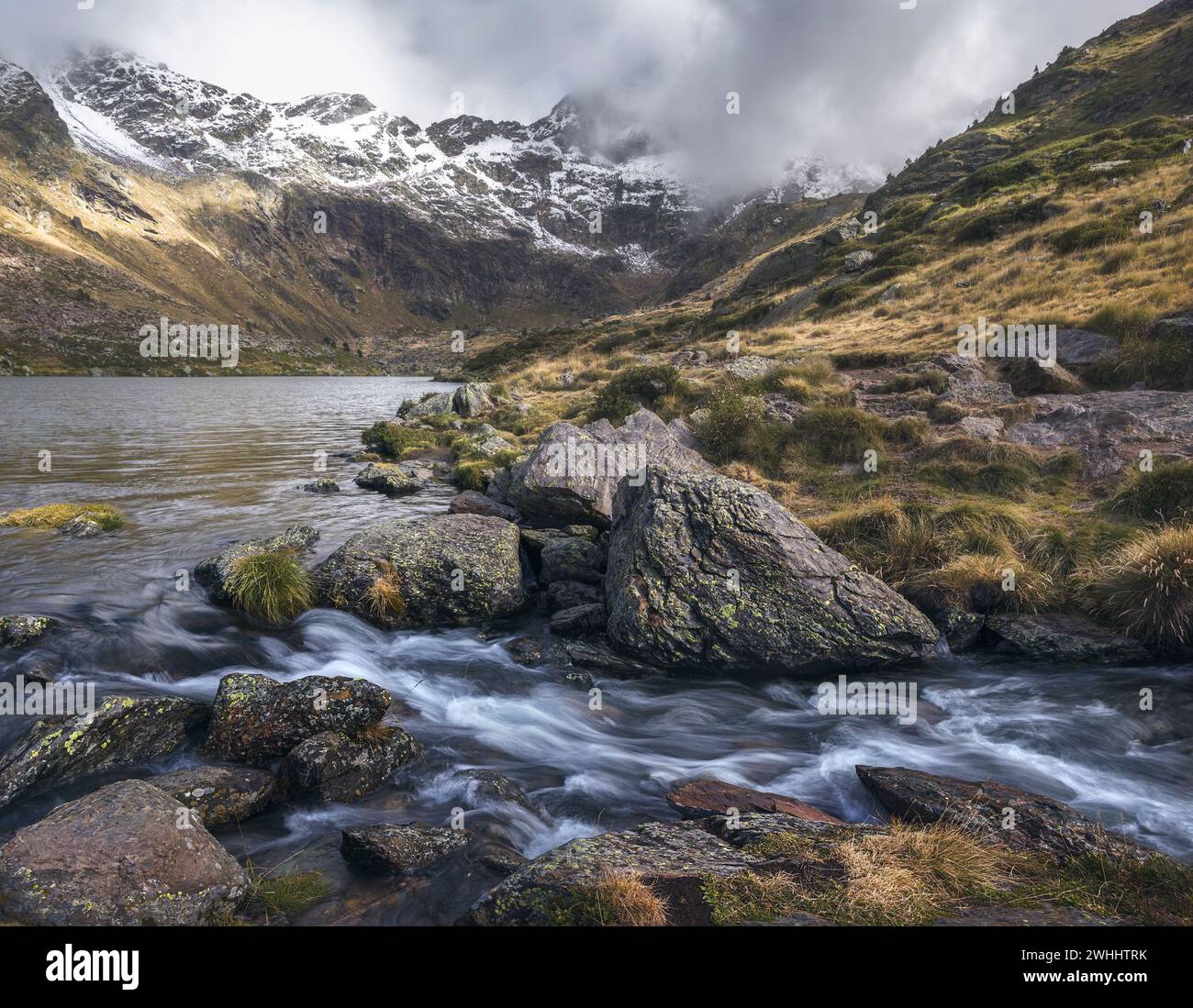 Splendido corso d'acqua presso i laghi di Tristaina nei Pirenei, Andorra Foto Stock