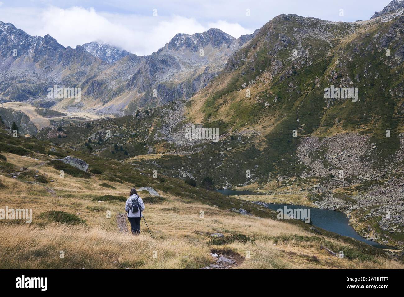 Donna che fa trekking nei Pirenei, nei laghi di Tristaina, Ordino, Andorra Foto Stock