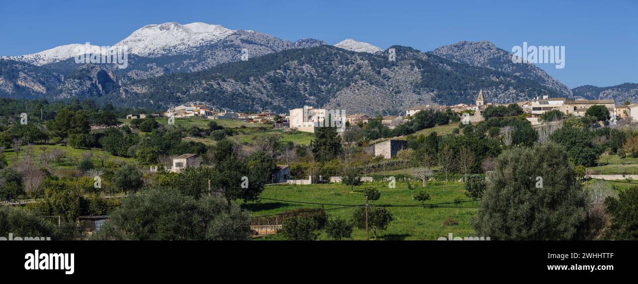 Villaggio di Moscari con le montagne innevate di Tramuntana sullo sfondo Foto Stock