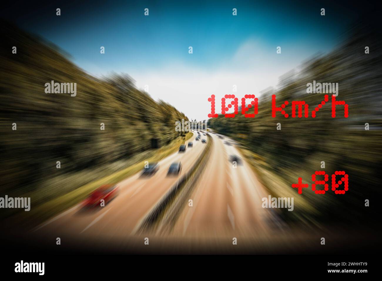 10 febbraio 2024: Misurazione della velocità e concetto di monitoraggio del traffico. Un'autostrada con auto in movimento e un display rosso km/h. FOTOMONTAGGIO *** Geschwindigkeitsmessung und Verkehrsüberwachung Konzept. Eine Autobahn mit fahrenden Autos und einer roten km/h Anzeige. FOTOMONTAGE Foto Stock