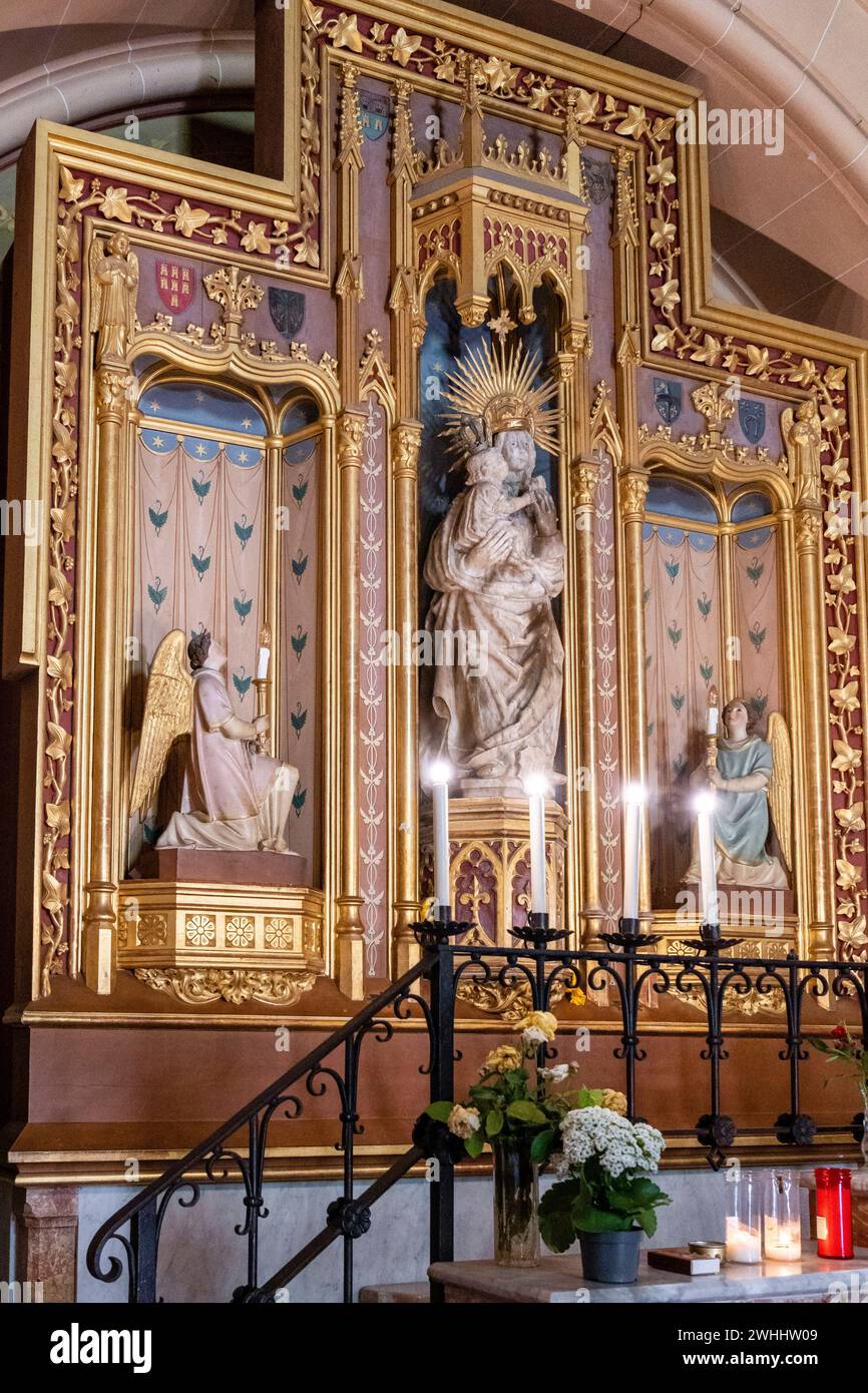 Pala principale neogotica, immagine della Vergine di Monti-sion, scolpita in marmo, con lo stemma della famiglia Dusai, Foto Stock