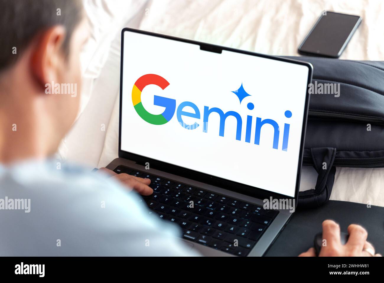 10 febbraio 2024: Uomo al computer portatile con il logo Google Gemini chatbot ai sullo schermo. FOTOMONTAGGIO *** computer portatile mit dem KI-Chatbot Google Gemini Logo auf dem Bildschirm. FOTOMONTAGE Foto Stock