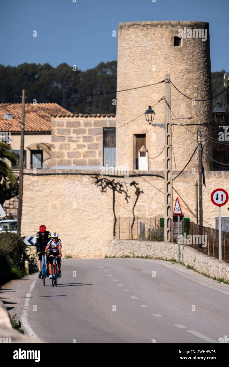 Ciclisti di fronte al mulino Xim Foto Stock