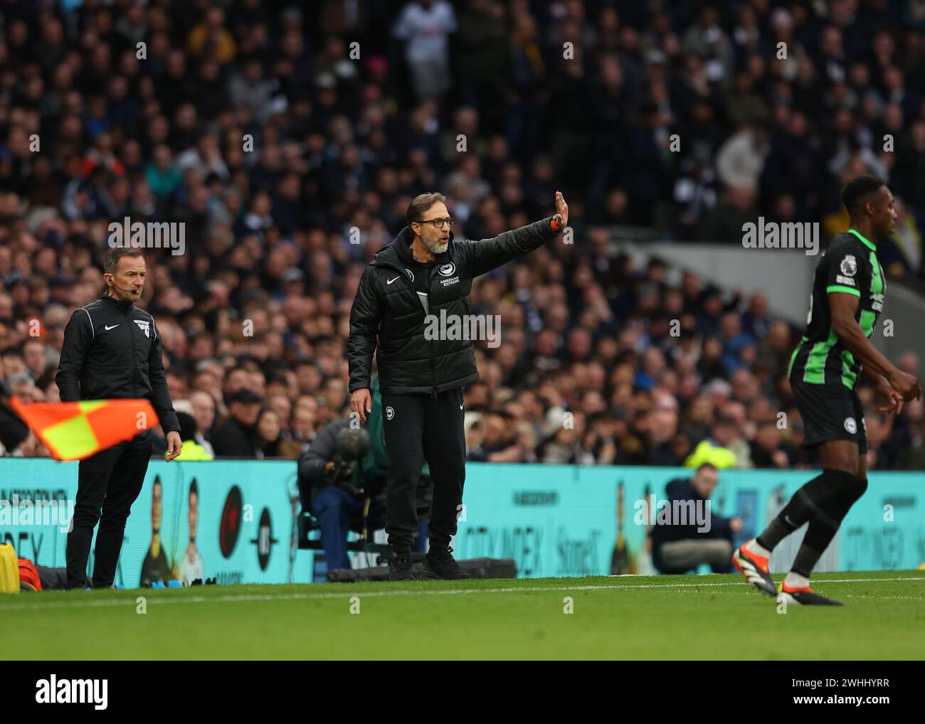 Tottenham Hotspur Stadium, Londra, Regno Unito. 10 febbraio 2024. Premier League Football, Tottenham Hotspur contro Brighton e Hove Albion; Brighton &amp; Hove Albion Assistant Manager Andrea Maldera che dà istruzioni dal touchline Credit: Action Plus Sports/Alamy Live News Foto Stock