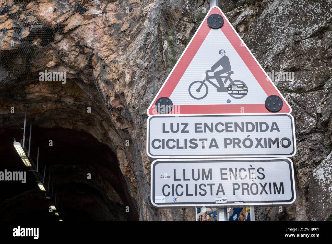 Avviso per i ciclisti in spagnolo e catalano Foto Stock