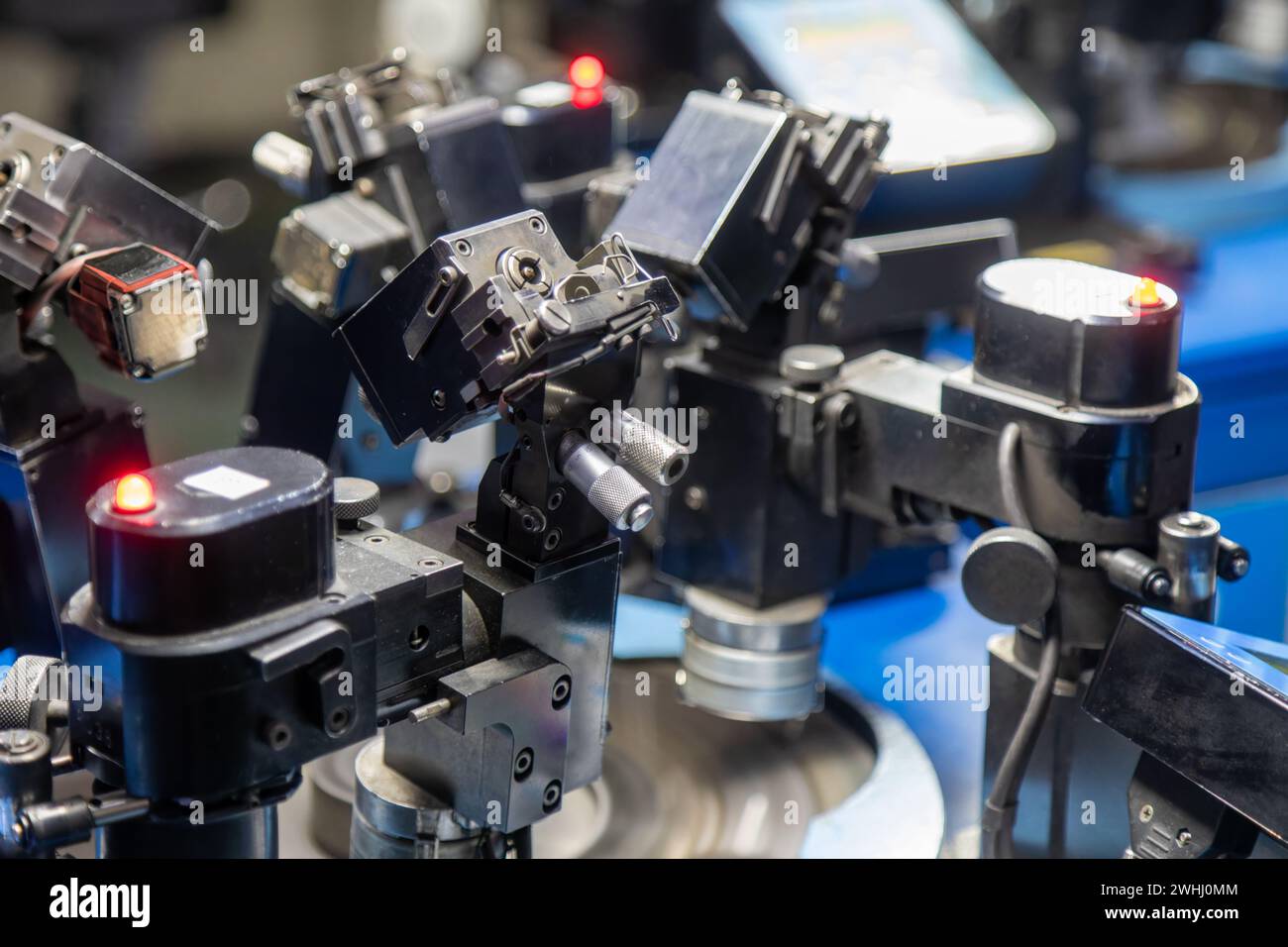 lucidatrici diamantate al lavoro , standard industriale per lucidatrici automatiche diamantate teste multiple collocate in una fabbrica di lucidatura diamantata Foto Stock