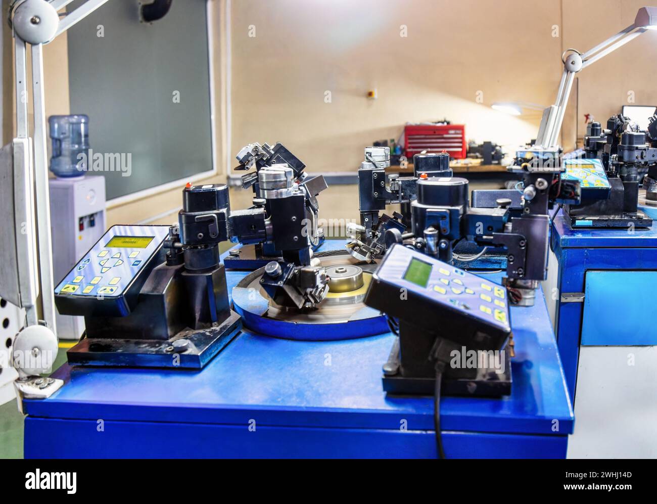 lucidatrici diamantate al lavoro , standard industriale per lucidatrici automatiche diamantate teste multiple collocate in una fabbrica di lucidatura diamantata Foto Stock