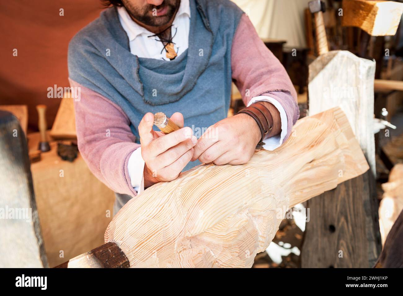 Artigiano della lavorazione del legno nella sua bottega, nel mercato medievale celebrato in località Avila-Spagna, il giorno 9 settembre 2018 Foto Stock