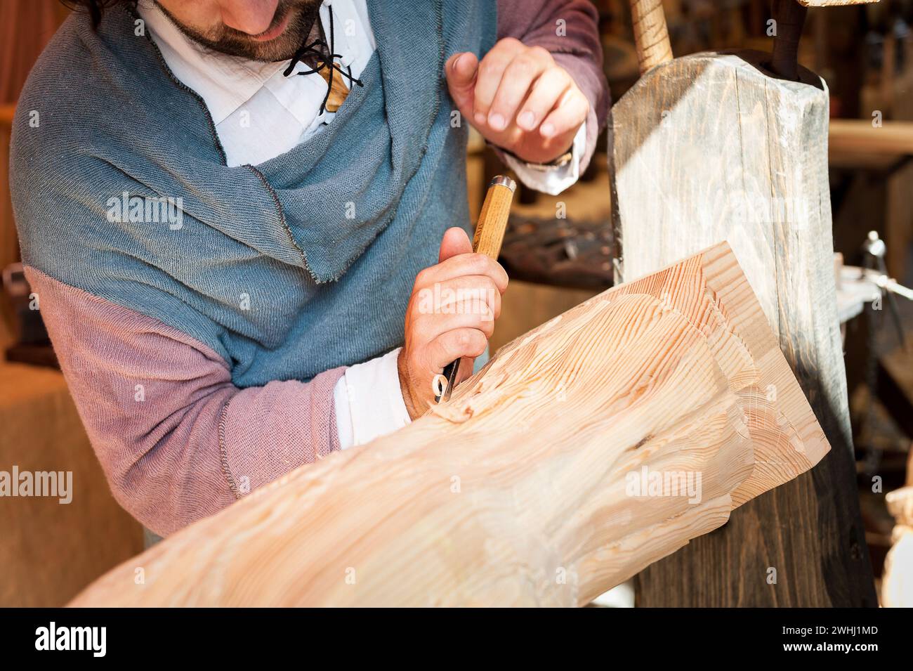 Artigiano della lavorazione del legno nella sua bottega, nel mercato medievale celebrato in località Avila-Spagna, il giorno 9 settembre 2018 Foto Stock