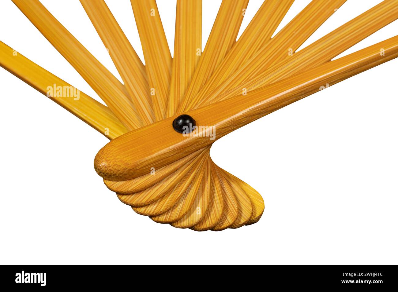 Tradizionale ventilatore giapponese a mano in bambù e carta o seta isolato su bianco. Foto Stock