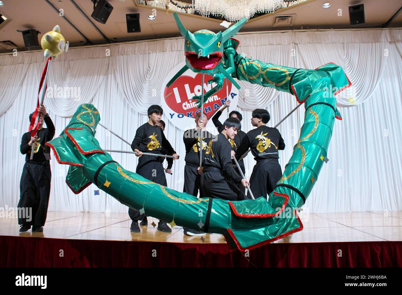 Yokohama, Giappone. 10 febbraio 2024. Lekuza, basato sulla danza del drago, si esibisce durante la festa di Capodanno il primo giorno del Capodanno lunare cinese a Chinatown a Yokohama, nella prefettura di Kanagawa, in Giappone, sabato 10 febbraio 2024. Foto di Keizo Mori/UPI credito: UPI/Alamy Live News Foto Stock