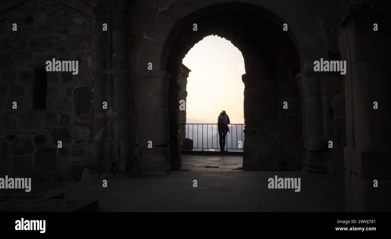 Un turista su un balcone in un vecchio castello in Georgia Foto Stock