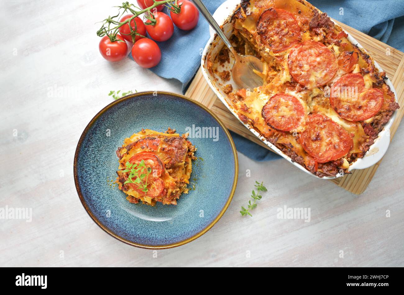 Lasagne, casseruola di pasta piatta, manzo macinato, verdure e pomodori conditi con formaggio fuso in una casseruola e. Foto Stock