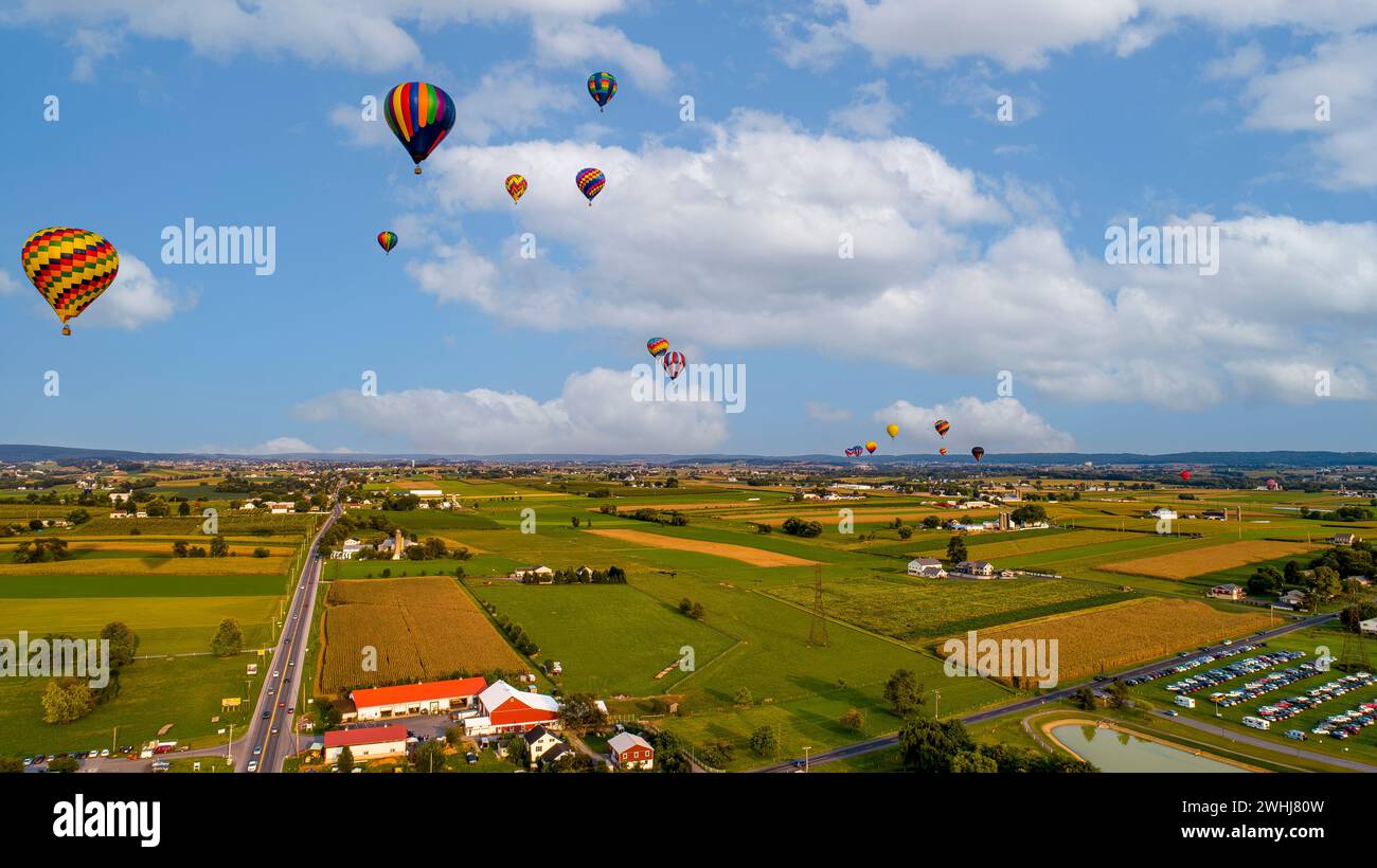 Vista aerea di molte mongolfiere che si lanciano e galleggiano durante un festival della mongolfiera Foto Stock