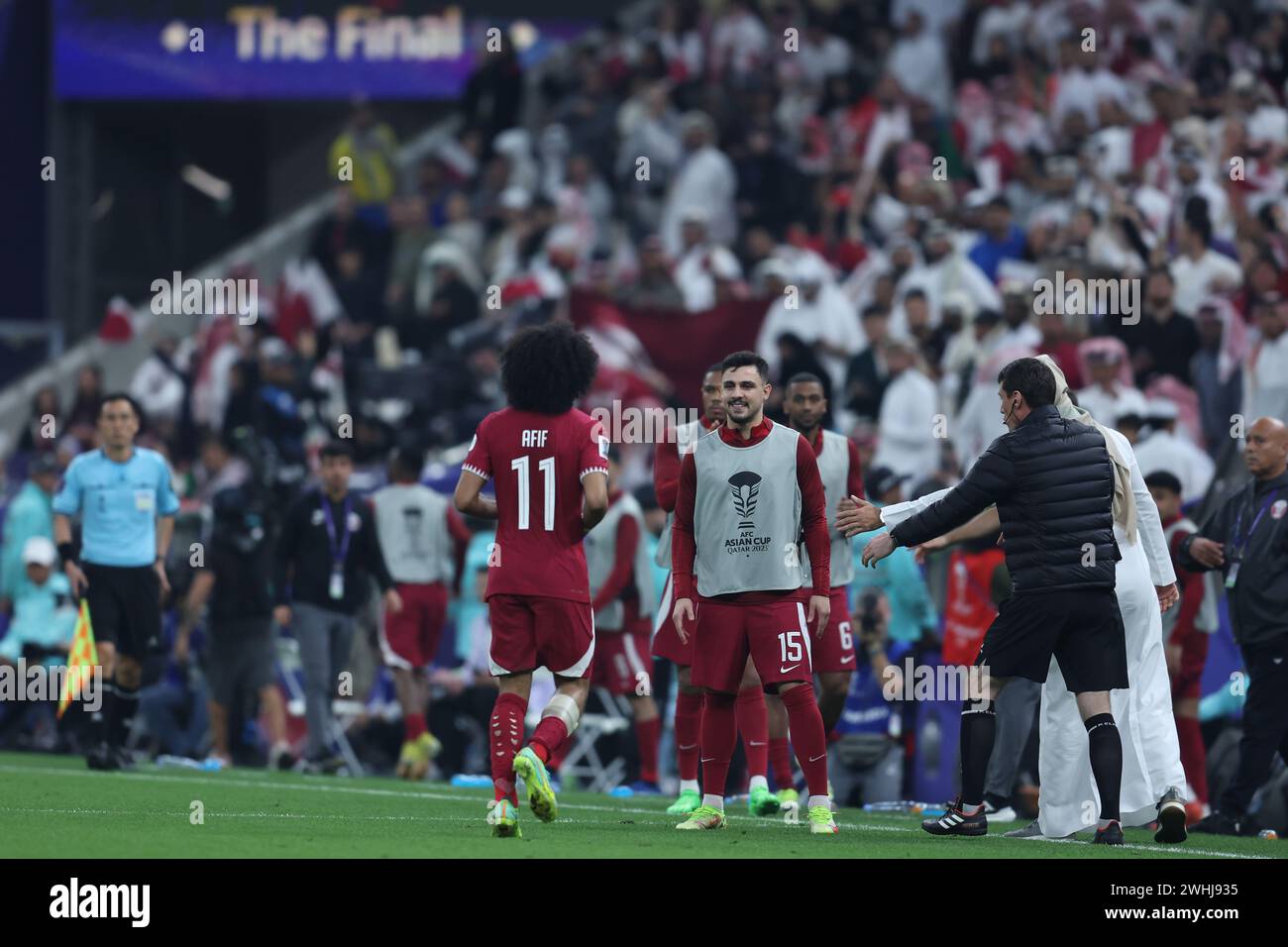 Qatar, Lusail, 10 febbraio 2024 - Akram Afif del Qatar festeggia con i giocatori sostituti dopo aver segnato un gol di apertura durante la finale della AFC Asia Cup tra Giordania e Qatar allo stadio Lusail di Lusail, Qatar, il 10 febbraio 2024. Crediti: Sebo47/Alamy Live News Foto Stock