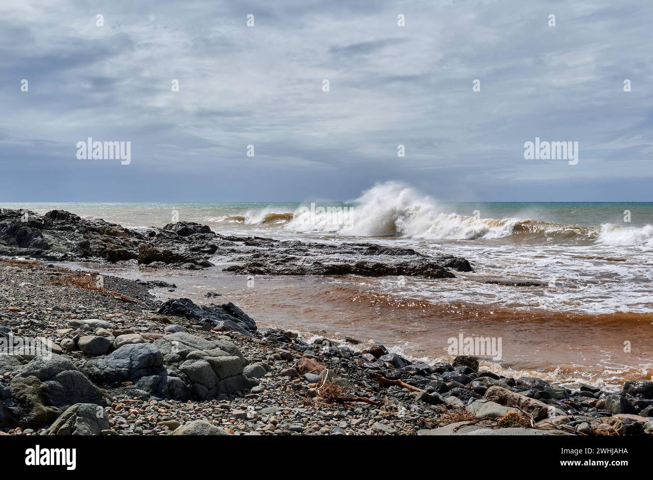 L'Oceano Atlantico arrabbiato dopo alcuni giorni di tempesta con acqua nuvolosa Foto Stock