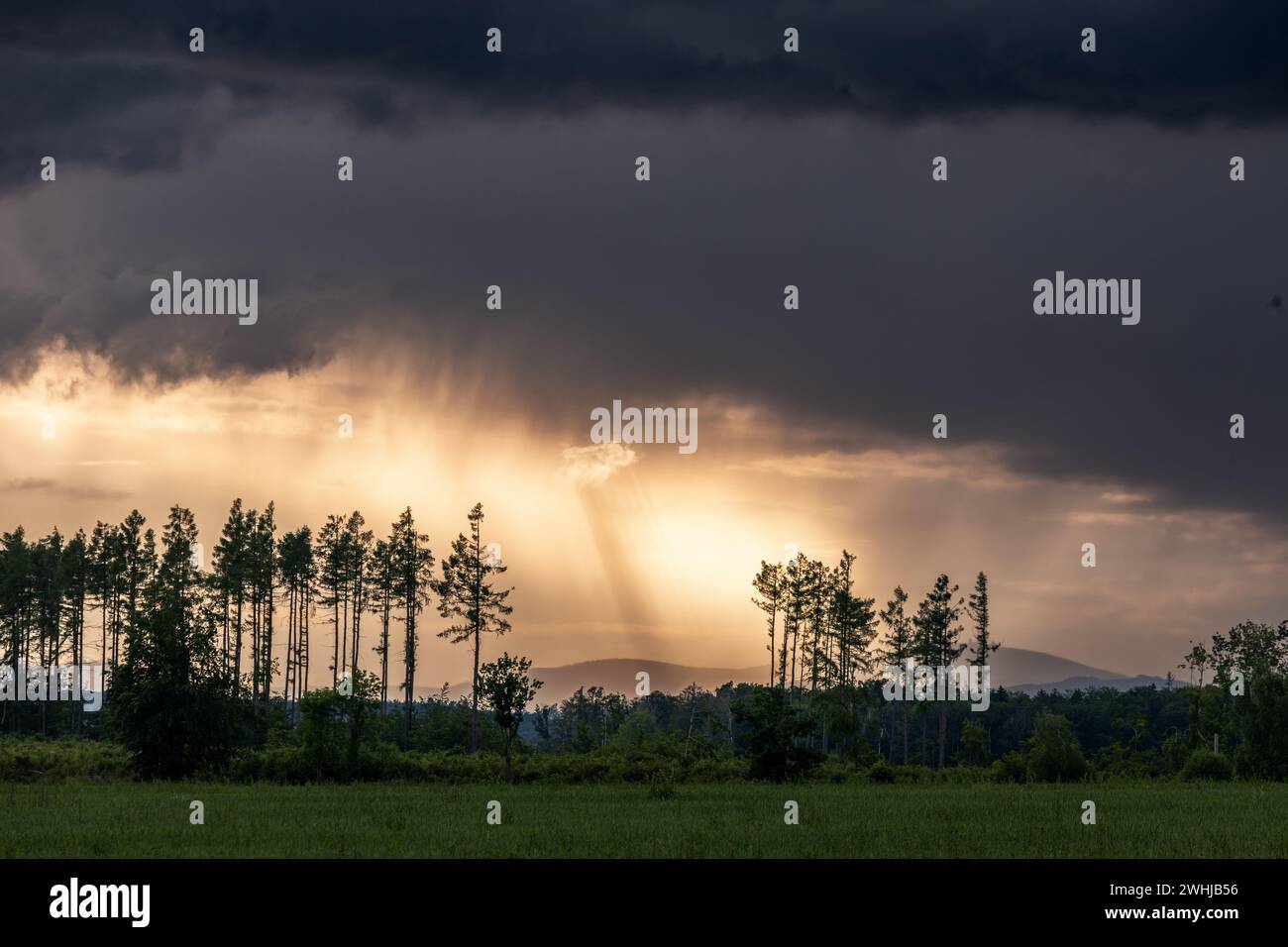 Atmosfera da tempesta con vista su Brocken Harz Foto Stock