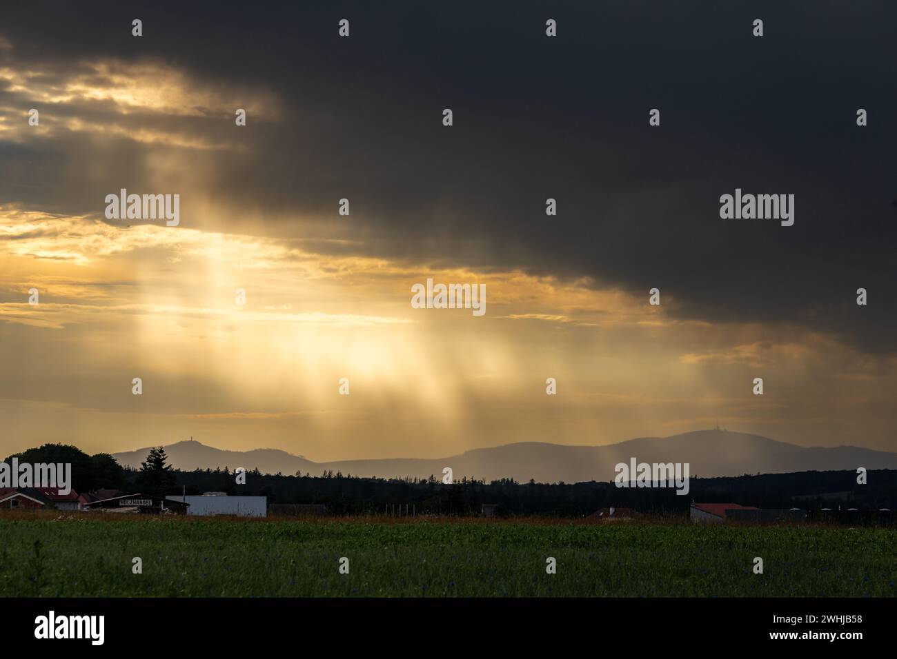 Atmosfera da tempesta con vista su Brocken Harz Foto Stock