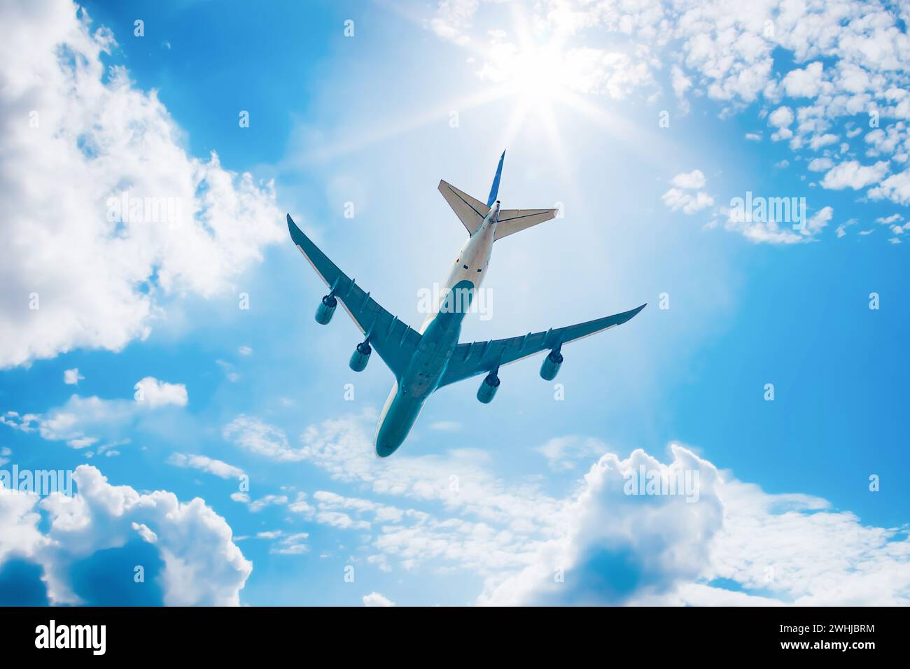 Aereo nel cielo blu con nuvole dal basso, alto aereo passeggeri. aereo aereo aereo in volo Foto Stock