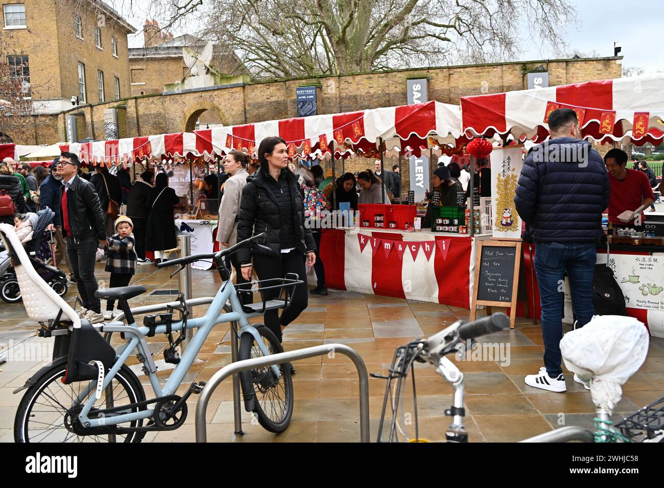 Duke of York Square, Londra, Regno Unito, 10 febbraio 2024: Con l'avvicinarsi dell'anno del Drago, celebriamo il Capodanno cinese che simboleggia buona fortuna, salute e forza. Il mercato Duke of York Square offre cucina tradizionale cinese e intrattenimento eccitante, tra cui spettacoli di danza tradizionale di draghi e leoni, batteristi cinesi e pittura celebrativa del volto per i vostri piccoli. L'anno del Drago inizia con il nuovo anno lunare 2024. Profondamente radicata nel ricco patrimonio culturale cinese, l'anno del Drago è un potente simbolo di ricchezza e fortuna da est e sud-est Foto Stock