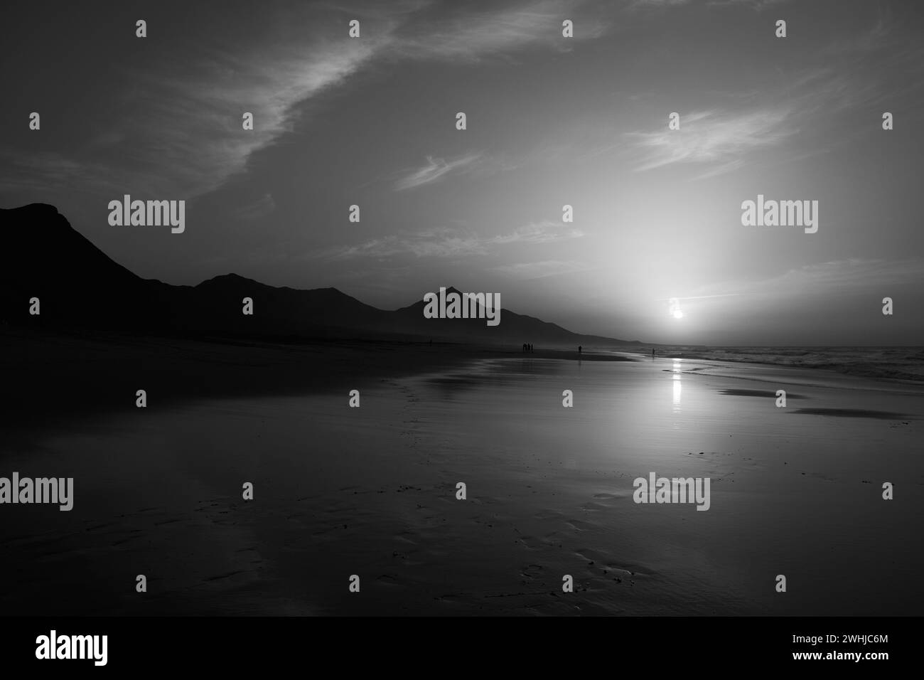 Tramonto sulla spiaggia di Cofete a Fuerteventura nel Parco naturale di Jandia con sagome e. Foto Stock