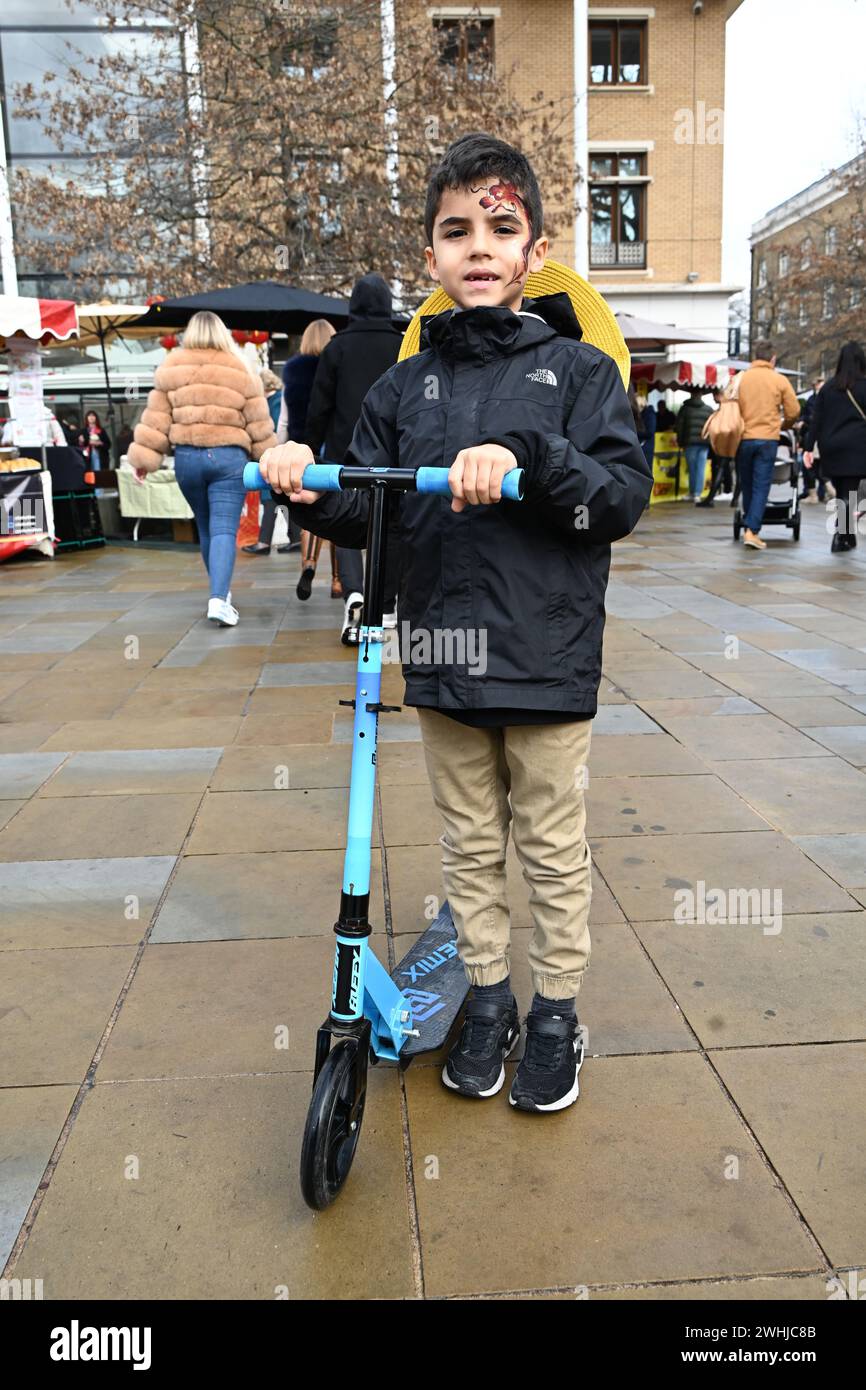 Duke of York Square, Londra, Regno Unito, 10 febbraio 2024: Con l'avvicinarsi dell'anno del Drago, celebriamo il Capodanno cinese che simboleggia buona fortuna, salute e forza. Il mercato Duke of York Square offre cucina tradizionale cinese e intrattenimento eccitante, tra cui spettacoli di danza tradizionale di draghi e leoni, batteristi cinesi e pittura celebrativa del volto per i vostri piccoli. L'anno del Drago inizia con il nuovo anno lunare 2024. Profondamente radicata nel ricco patrimonio culturale cinese, l'anno del Drago è un potente simbolo di ricchezza e fortuna da est e sud-est Foto Stock