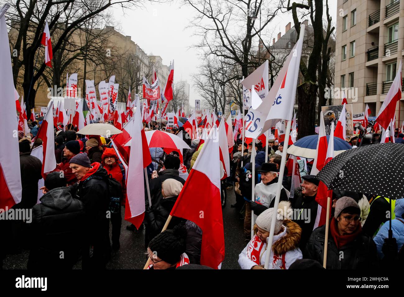 Varsavia, Polonia, 10 febbraio 2024. Una folla di persone, con bandiere nazionali polacche e bandiere antigovernative, guidate da media di estrema destra - Gazeta Polska e TV Republica e diritto e giustizia (Prawo i Sprawiedliwość - PIS) i leader dei partiti politici organizzano una protesta a sostegno degli attuali giudici della Corte costituzionale di fronte all'edificio della Corte in via Szucha. La Polonia attraversa una crisi costituzionale, poiché l'attuale governo centrista afferma che i giudici della Corte costituzionale sono stati insediati illegalmente da un ex governo di destra. L'opposizione di destra dimostra il sostegno dei giudici della Corte Foto Stock