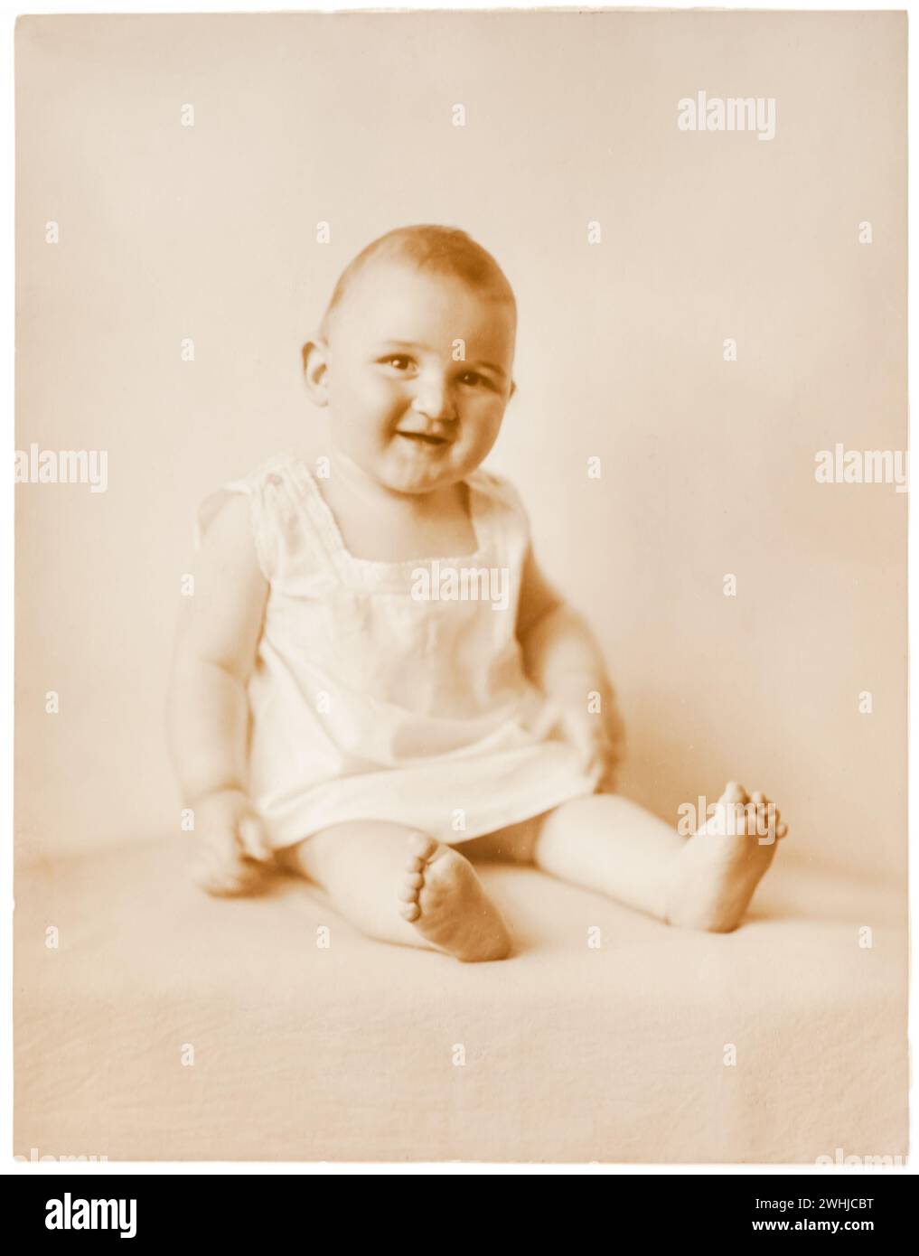 Circa 1920 Baviera, Germania. Baby - scansione di foto. Ritratto nostalgico d'epoca di un ragazzo adorabile. Studio Foto Stock