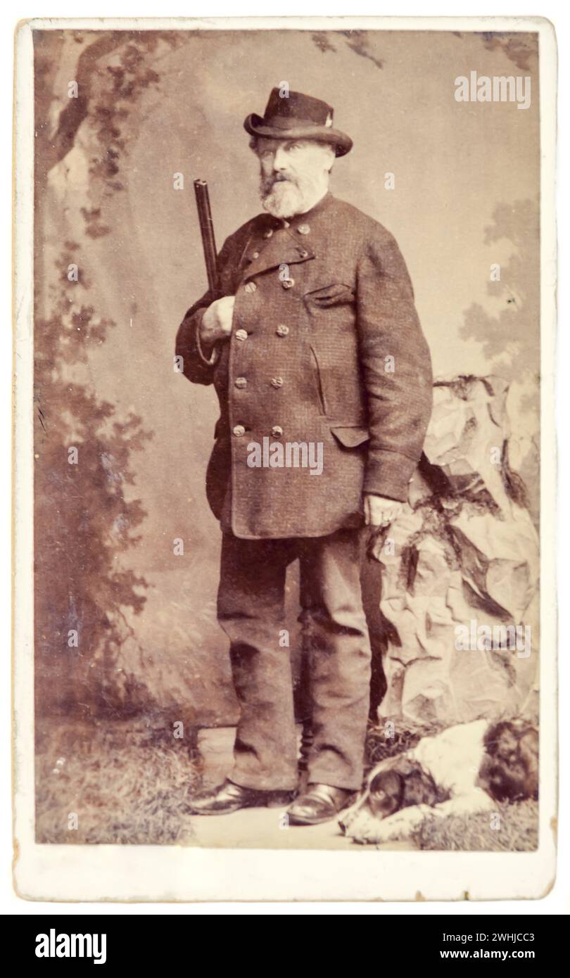 Circa 1900 cacciatore con cane. Uomo anziano con pistola, fucile da caccia. Wuerttemberg, Baviera, Germania. Foto Stock