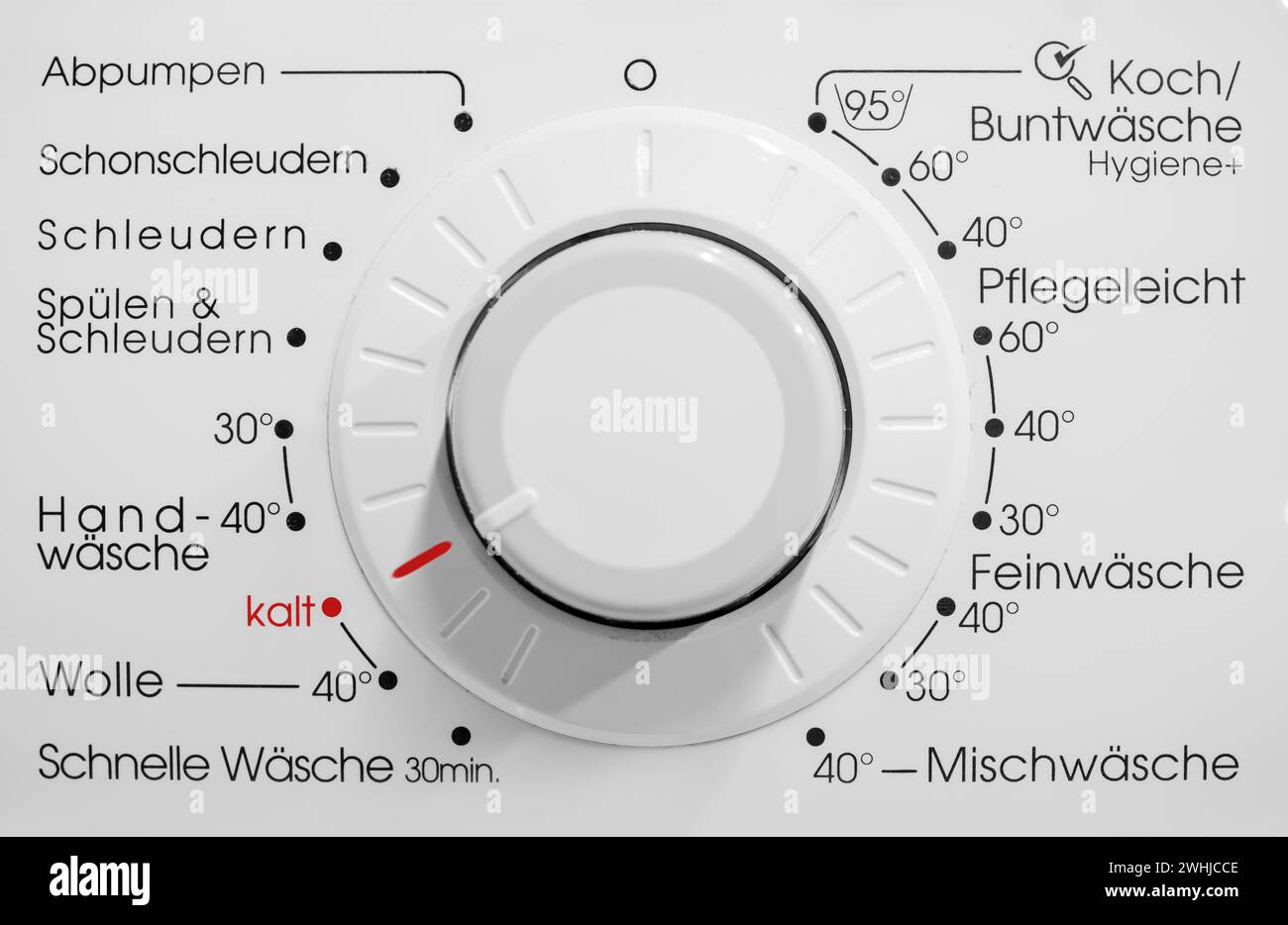 Pannello di controllo della lavatrice tedesca. Visualizzare la lavatrice con la scritta rossa Kalt - Cold Foto Stock
