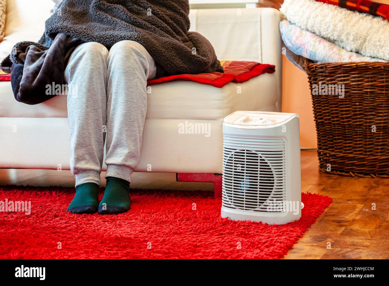 Stagione di riscaldamento. piedi in calze. donna con i piedi con i calzini. Riscaldamento dell'ambiente con riscaldamento elettrico a casa. Foto Stock