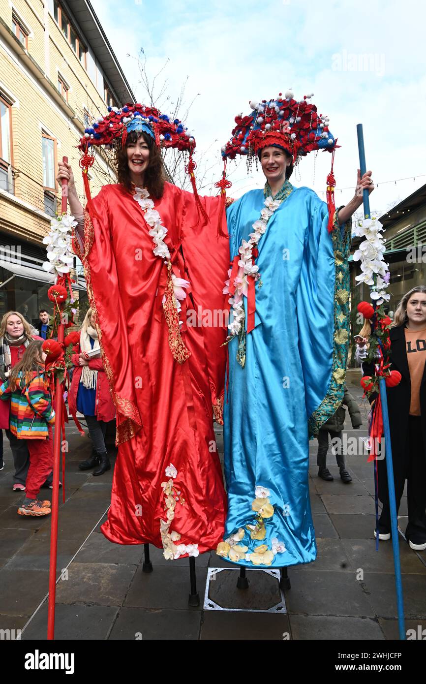 Duke of York Square, Londra, Regno Unito, 10 febbraio 2024: Con l'avvicinarsi dell'anno del Drago, celebriamo il Capodanno cinese che simboleggia buona fortuna, salute e forza. Il mercato Duke of York Square offre cucina tradizionale cinese e intrattenimento eccitante, tra cui spettacoli di danza tradizionale di draghi e leoni, batteristi cinesi e pittura celebrativa del volto per i vostri piccoli. L'anno del Drago inizia con il nuovo anno lunare 2024. Profondamente radicata nel ricco patrimonio culturale cinese, l'anno del Drago è un potente simbolo di ricchezza e fortuna da est e sud-est Foto Stock