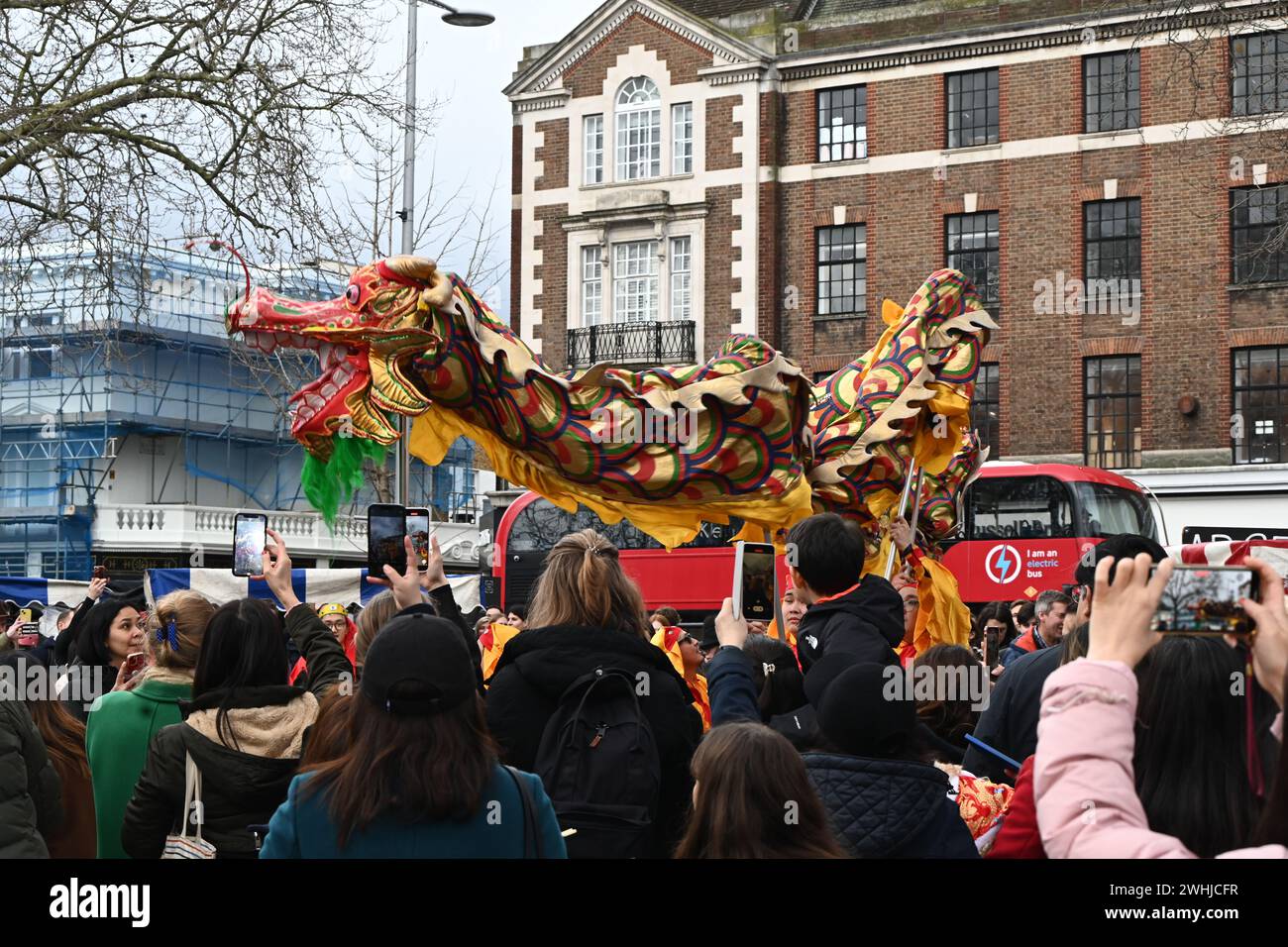 Duke of York Square, Londra, Regno Unito, 10 febbraio 2024: Con l'avvicinarsi dell'anno del Drago, celebriamo il Capodanno cinese che simboleggia buona fortuna, salute e forza. Il mercato Duke of York Square offre cucina tradizionale cinese e intrattenimento eccitante, tra cui spettacoli di danza tradizionale di draghi e leoni, batteristi cinesi e pittura celebrativa del volto per i vostri piccoli. L'anno del Drago inizia con il nuovo anno lunare 2024. Profondamente radicata nel ricco patrimonio culturale cinese, l'anno del Drago è un potente simbolo di ricchezza e fortuna da est e sud-est Foto Stock