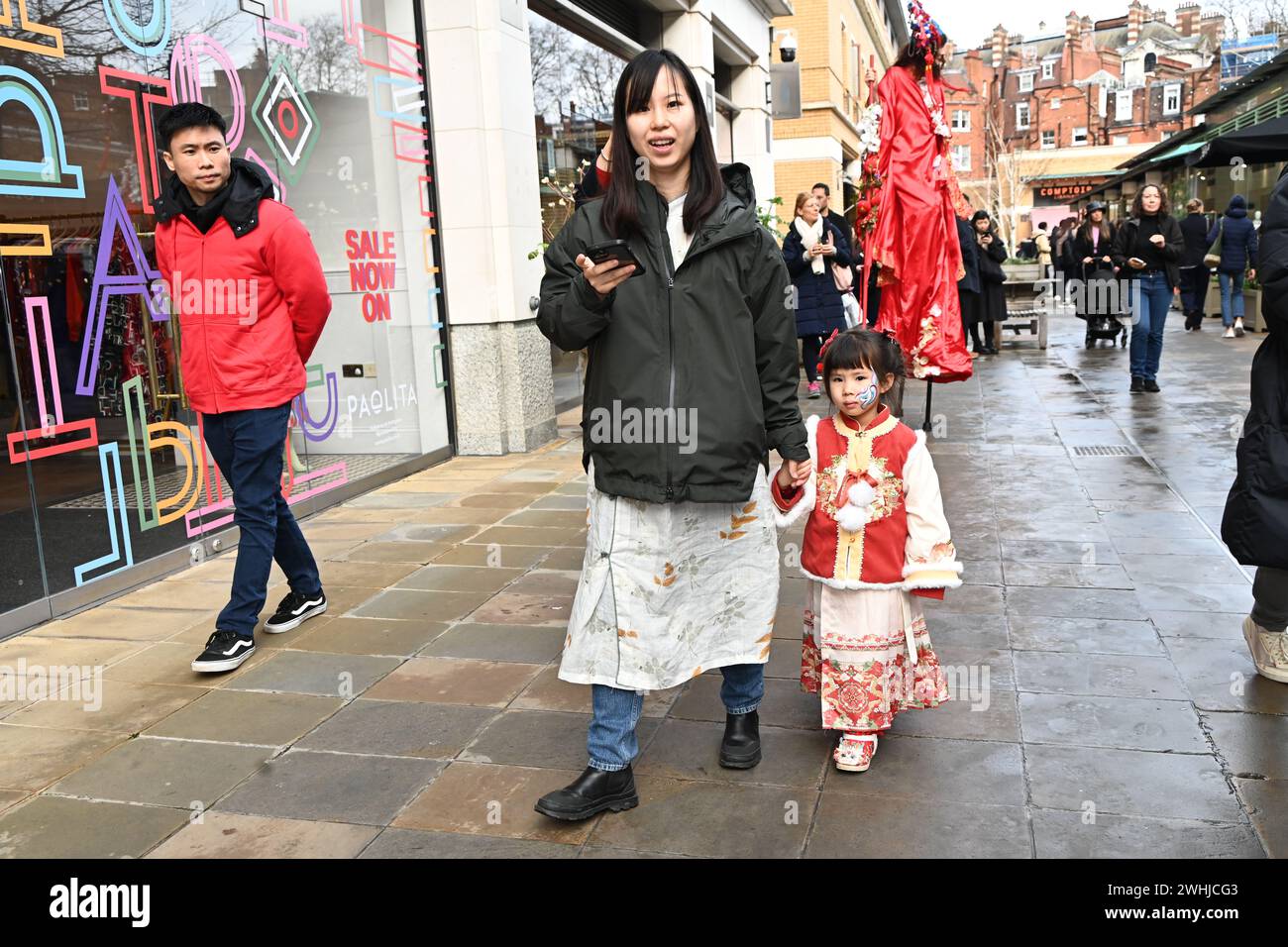 Duke of York Square, Londra, Regno Unito, 10 febbraio 2024: Con l'avvicinarsi dell'anno del Drago, celebriamo il Capodanno cinese che simboleggia buona fortuna, salute e forza. Il mercato Duke of York Square offre cucina tradizionale cinese e intrattenimento eccitante, tra cui spettacoli di danza tradizionale di draghi e leoni, batteristi cinesi e pittura celebrativa del volto per i vostri piccoli. L'anno del Drago inizia con il nuovo anno lunare 2024. Profondamente radicata nel ricco patrimonio culturale cinese, l'anno del Drago è un potente simbolo di ricchezza e fortuna da est e sud-est Foto Stock