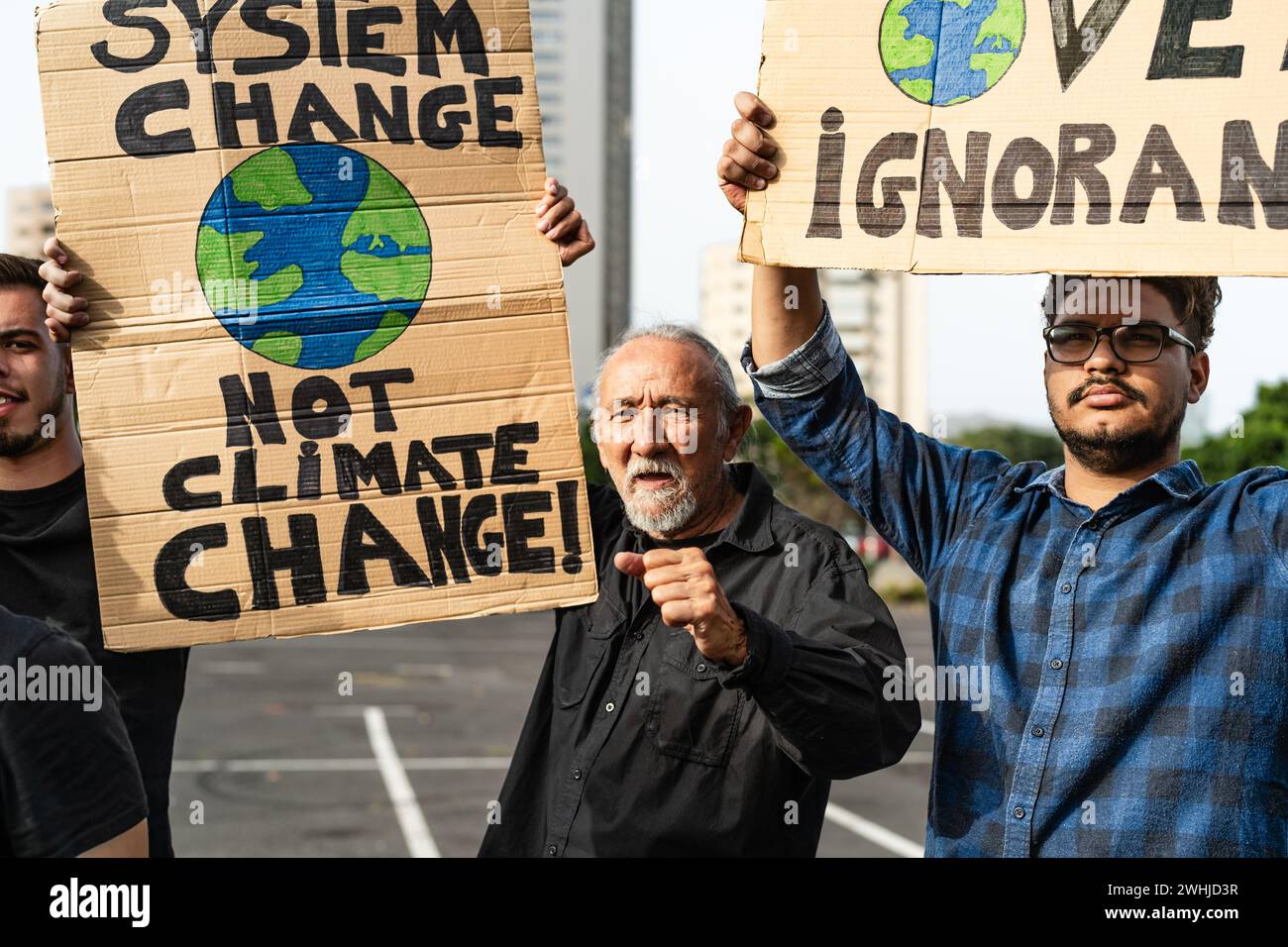 Attivisti multirazziali che protestano per il cambiamento climatico - concetto di dimostrazione del riscaldamento globale Foto Stock