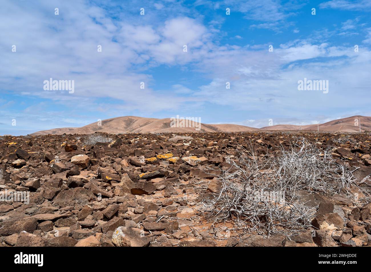 Terra arida con montagne e nuvole sul cielo a Betancuria, Fuerteventura, Spagna Foto Stock