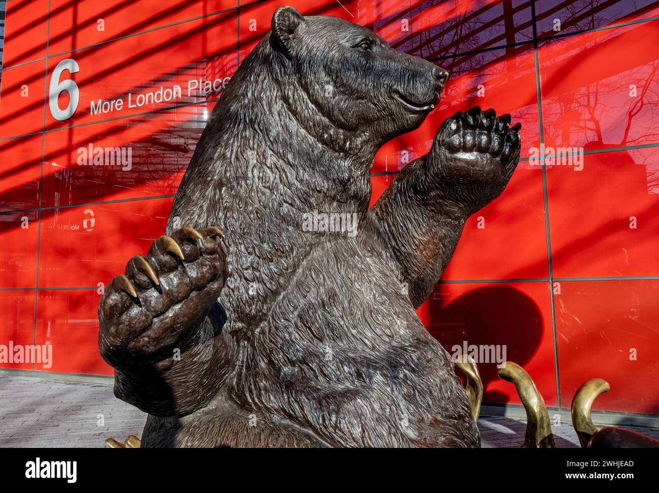 Scultura di Gillie e Marc a London Bridge City Foto Stock