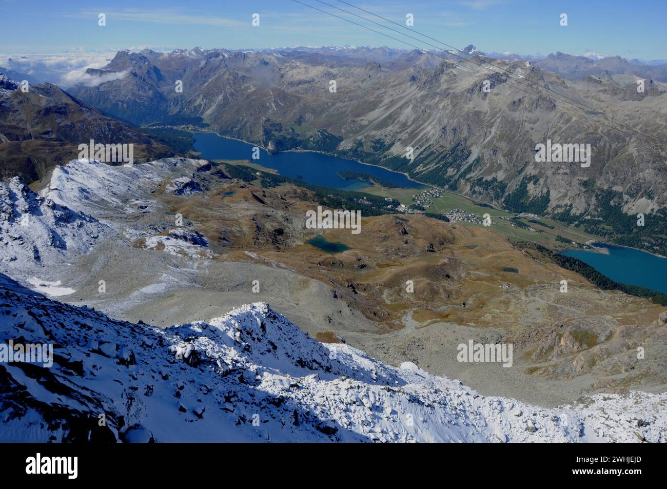 Vista panoramica delle montagne dalla cima del Piz Corvatsch nelle Alpi svizzere a Silvaplana | Panoramablick vom Piz Corvatsch Gipfel zum Maloja Pass und bi Foto Stock