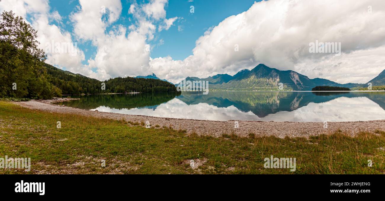 Panorama delle montagne. Panoramica della spiaggia della Baviera, del lago Walchensee e dell'isola di Sassau Foto Stock