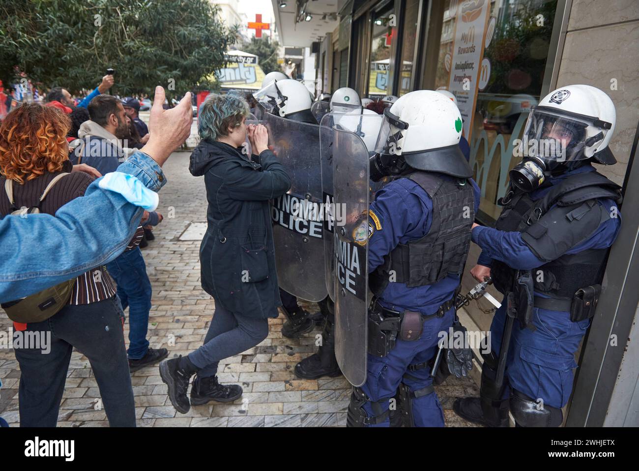 Atene, Grecia. 10 febbraio 2024. La polizia antisommossa protegge l'area intorno al negozio del McDonalds utilizzando gas lacrimogeni e granate flash bang. Mothers Against Genocide ha organizzato una protesta fuori McDonalds nel centro di Atene, sostenendo che la multinazionale sostiene Israele. (Credit Image: © Nikolas Georgiou/ZUMA Press Wire) SOLO PER USO EDITORIALE! Non per USO commerciale! Foto Stock