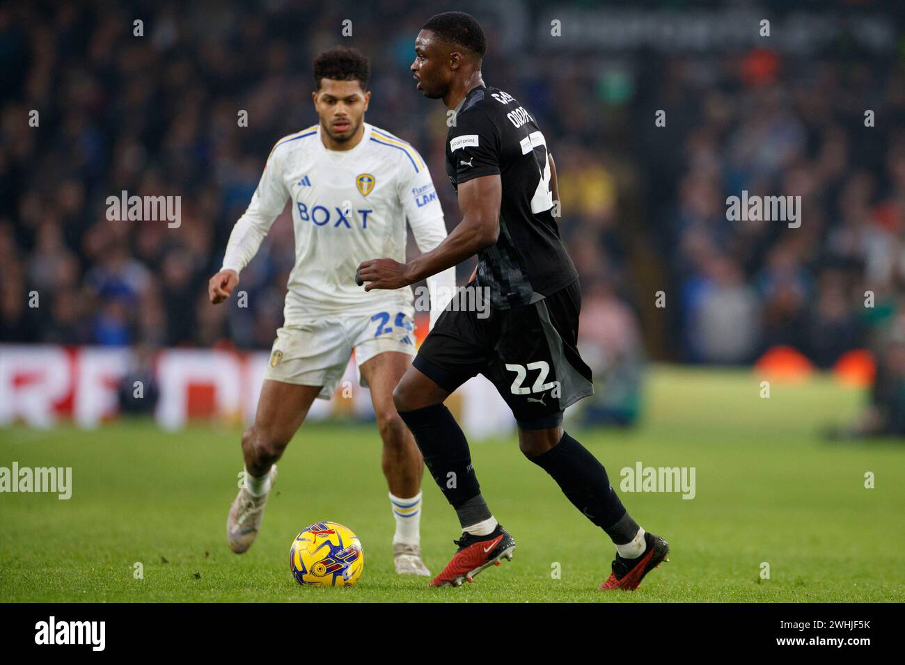 Hakeem Odoffin #22 del Rotherham United F.C in possesso della palla durante il match di Sky Bet Championship tra Leeds United e Rotherham United a Elland Road, Leeds, sabato 10 febbraio 2024. (Foto: Mike Morese | mi News) crediti: MI News & Sport /Alamy Live News Foto Stock