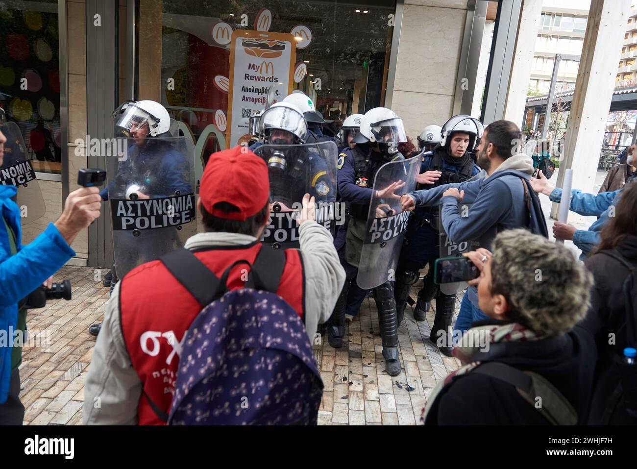 Atene, Grecia. 10 febbraio 2024. La polizia antisommossa protegge l'area intorno al negozio del McDonalds utilizzando gas lacrimogeni e granate flash bang. Mothers Against Genocide ha organizzato una protesta fuori McDonalds nel centro di Atene, sostenendo che la multinazionale sostiene Israele. (Credit Image: © Nikolas Georgiou/ZUMA Press Wire) SOLO PER USO EDITORIALE! Non per USO commerciale! Foto Stock