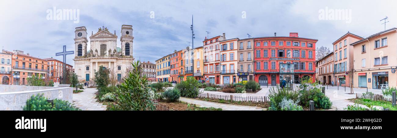 Vista panoramica sulla piazza della cattedrale di Notre Dame de Montauban, a Occitanie, Francia Foto Stock