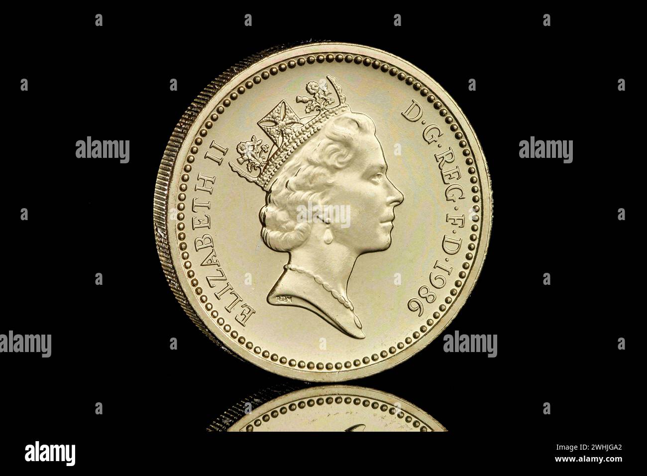 1986 Regno Unito £ 1 moneta. Il retro mostra un lino dell'Irlanda del Nord in una coronetta, di Leslie Durbin, il dritto mostra la regina Elisabetta II Foto Stock